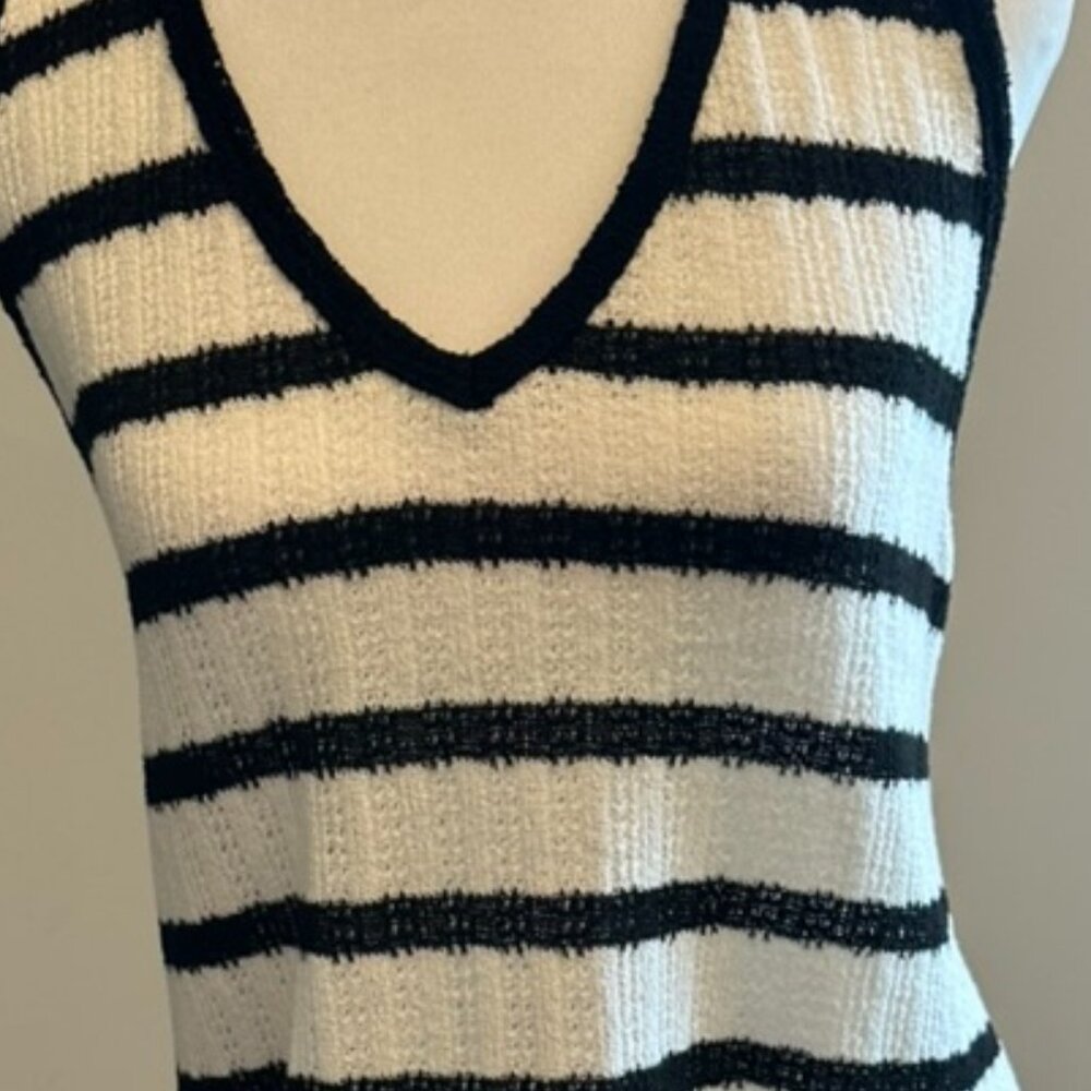 Sleeveless Knit black and white striped ladies top